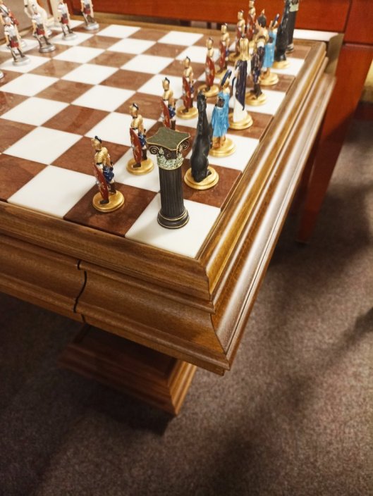 Šachový stůl s alabastrovou deskou 3109